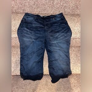 DG2 Diane Gilman Women’s XS Dark Wash Stretch Denim Capri Jeans, Button Detail
